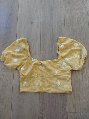 Altar’d State Yellow Daisy Puff-Sleeve Cropped Top Size Medium